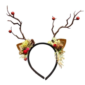 Serre-tête de Noël avec bois de renne, branches brunes, baies rouges et pommes de pin