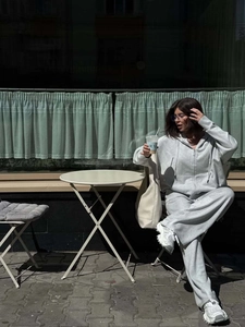 Tuta sportiva da donna grigio chiaro con felpa con cappuccio e zip e pantaloni jogger