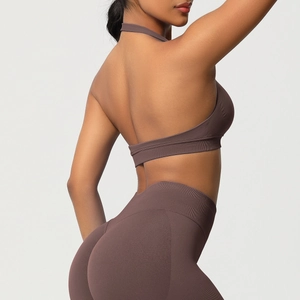 Détail du dos nu croisé sur l'ensemble de yoga sans couture marron chocolat