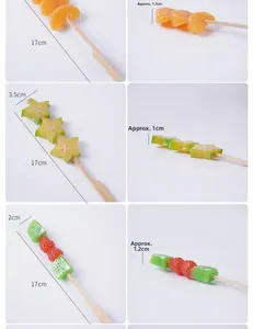 Macro detail van kunstmatige gekonfijte fruitspiesen met aardbei en sinaasappel 17cm