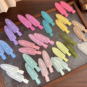 Set di 12 paia di fermagli per capelli opachi in vari colori Morandi su vassoio di vetro