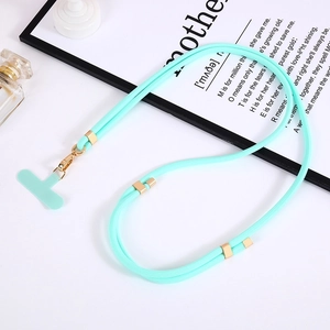 Dettaglio del cordino intrecciato verde menta con ganci in metallo dorato e scheda a T