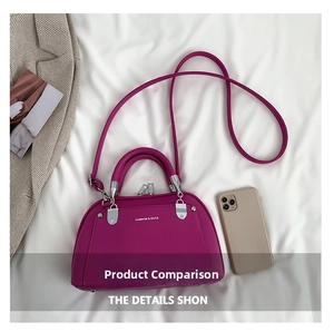 Vue détaillée du sac bandoulière violet rose texturé avec smartphone pour l'échelle