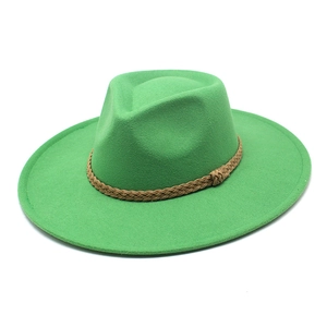 Dettaglio di un cappello fedora in lana verde erba con fascia intrecciata marrone