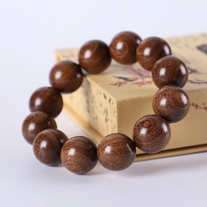 Green Sandalwood beaded bracelet for men on a traditional gift box