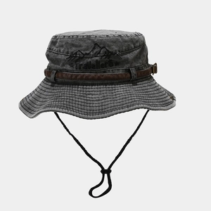 Dettaglio cappello da pesca in denim grigio con ricamo Traveller e fibbia in pelle