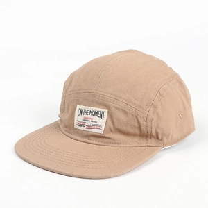 Dettaglio cappello camper in tela kaki con cuciture a cinque pannelli e occhielli in metallo