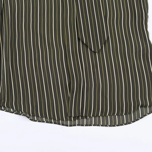 Detail eines olivgrünen gestreiften Hemdsaums aus hochwertigem Chiffon-Stoffgewebe