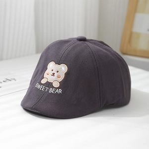 Détail du béret pour bébé avec broderie ours et tissu en coton doux de couleur gris foncé