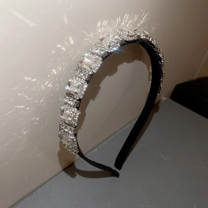 Dettaglio del cerchietto con strass quadrati e raffinate decorazioni in cristallo