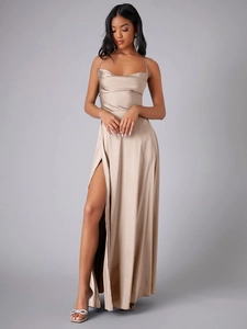 Détail de la robe longue en satin champagne avec fente latérale haute et col bénitier