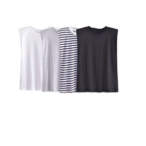 T-shirt senza maniche con spalline in bianco, grigio, a righe e nero distese in piano