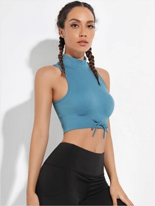 Dettaglio del gilet sportivo blu a collo alto con tessuto a costine e coulisse