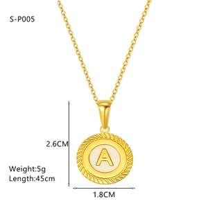 Détail du collier en acier doré avec pendentif lettre A et dimensions du produit