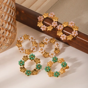 Boucles d'oreilles créoles fleurs en acier inoxydable doré avec perles roses et vertes
