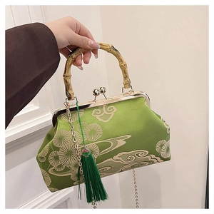 Details der grünen China-Sticktasche mit Bambusgriff, Goldverschluss und Seidenquaste