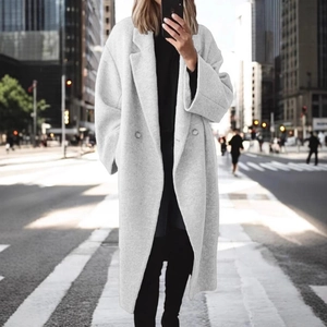 Manteau long en laine gris pour femme avec double boutonnage et revers en style urbain
