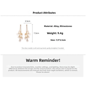 Détail de boucles d'oreilles pétales plaquées or 18 carats avec zircon et argent