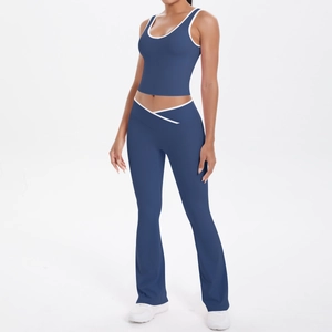 Détail d'un ensemble de yoga bleu marine avec pantalon évasé et taille haute croisée