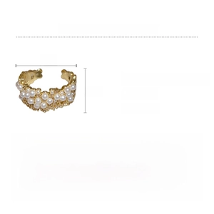 Detailed view of gold plated pearl and zircon ring with precise 2x2cm size dimensions