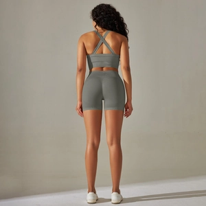 Vue détaillée d'un ensemble de yoga vert sauge avec brassière croisée et short sculptant