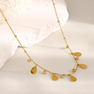Gros plan sur collier plaqué or 18 carats avec pendentifs gouttes et pierres en zircone
