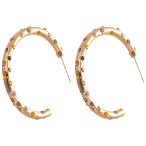 Élégantes boucles d'oreilles créoles dorées en C avec cristaux colorés sur fond blanc