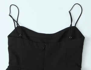 Détail des fines bretelles et de la fermeture éclair invisible au dos de la robe