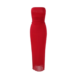 Détail de la robe bustier rouge en tulle froncé montrant la texture et les finitions