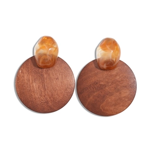 Boucles d'oreilles rondes rétro en bois brun et résine ambrée au design géométrique chic