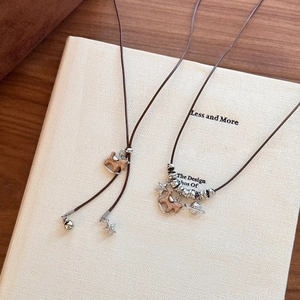 Collier chinois moderne avec pendentif poney en bois, étoiles et planètes pour femme