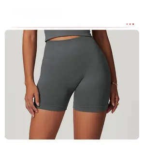 Détail de la texture côtelée à taille haute sur un short de yoga gris foncé gainant