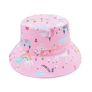 Rosa Kinder-Anglerhut mit Einhorn-Motiv, Regenbogen und Schloss-Print auf weißem Hintergrund