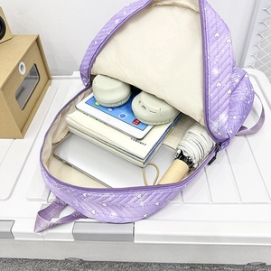 Mochila acolchada morada con corazones blancos y amplio compartimento interior