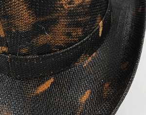 Dettaglio macro della trama del cappello da cowboy intrecciato con finitura vintage