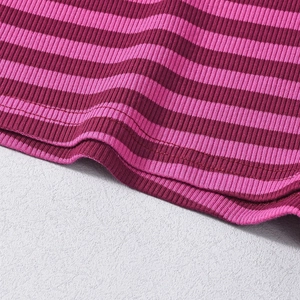 Makroaufnahme der rosa-burgunderfarbenen Strickstofftextur mit Rippenmuster