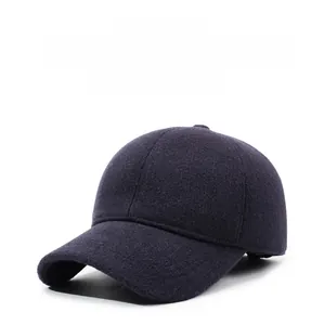 Detailaufnahme der dunkelblauen Winter-Baseballkappe mit Ohrenklappen und Metalldekor