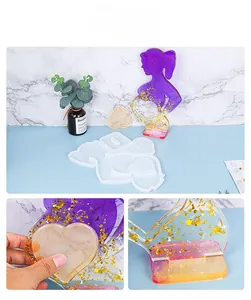 Dettaglio macro dello stampo in silicone con silhouette di donna incinta e inserto a cuore