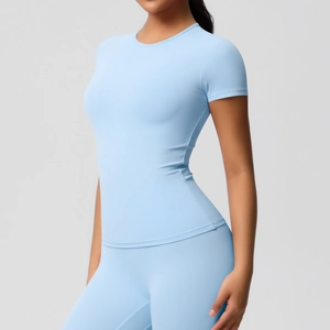 Ensemble haut de yoga à manches courtes bleu clair et legging pour fitness femme