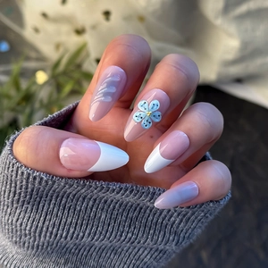 Mandel-Kunstnägel mit 3D-Blumenakzenten und French-Tips auf rosa Basis