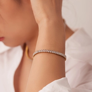Dettaglio di un bracciale tennis in acciaio inossidabile placcato oro 14K con zirconi baguette