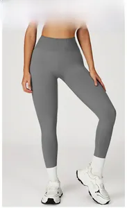 Détail du legging de yoga sans couture taille haute gris avec ceinture large côtelée