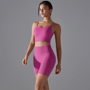 Set yoga da donna color rosa rosso con reggiseno sportivo e pantaloncini a vita alta
