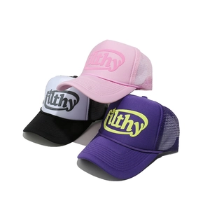 Trois casquettes de camionneur avec broderie Filthy en rose, noir et violet tendance