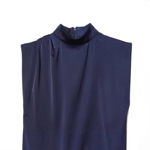 Camicetta senza maniche in raso blu scuro con collo alto ed elegante trama in finta seta