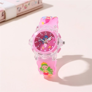 Primo piano dell'orologio rosa per bambini con sirena 3D su cinturino in silicone morbido