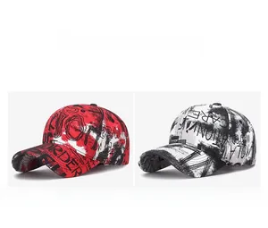 Vue en duo de casquettes de baseball graffiti en coton rouge et noir avec imprimé street art