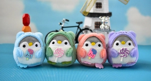 Set süßer Pinguin-Plüschschlüsselanhänger mit bunten Tierhauben und süßen Lutschern.