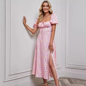 Rosa geblümtes Midikleid mit Puffärmeln, Tunnelzug am Ausschnitt und Beinschlitz