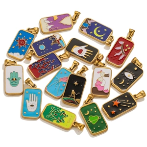 Détail macro de pendentifs tarot rectangulaires avec soleil et lune en émail coloré